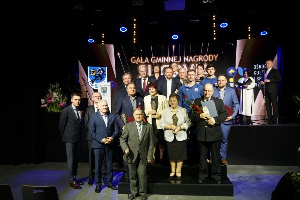 Wspólne zdjęcie laureatów, nominowanych i włodarzy gminy.
