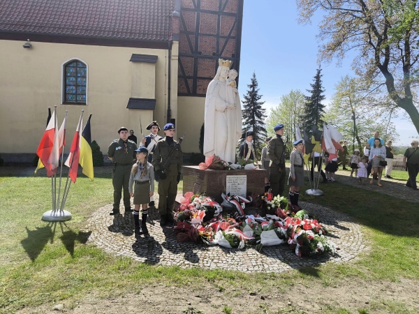 Dzieci i młodzież pełniąca wartę pod pomnikiem Matki Boskiej Królowej Polski w Żukowie.