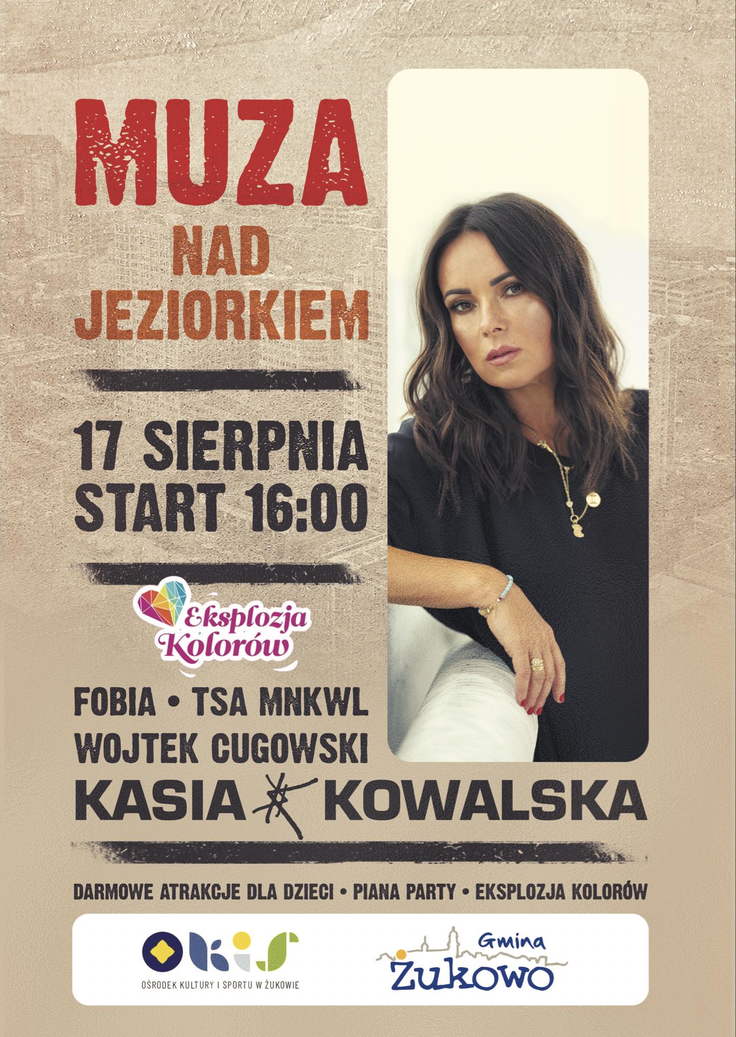 Plakat w odcieniach brązu. po lewej stronie informacja słowna, przedstawiona powyżej, a po prawej stronie zdjęcie kobiety. kobieta ma średniej długości brązowe włosy, ciemne oczy. na czarnej bluzce widać złoty łańcuszek. opiera się o coś poza kadrem. na widocznej dłoni ma bransoletkę i pierścionek.