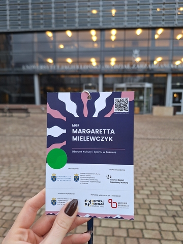 plakietka z informacją o wydarzeniu, zawiera imię i nazwisko - Margaretta Mielewczyk.