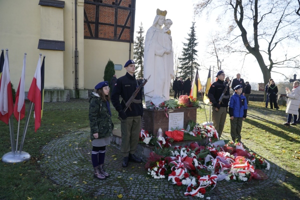 W hołdzie bohaterom wolności