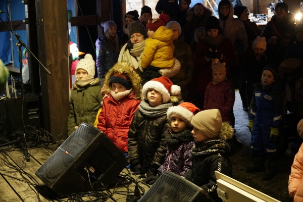 dzieci i dorośli pod sceną podczas koncertów.