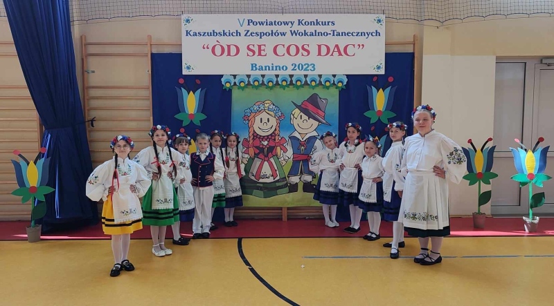 Zespół Niezabôtczi w regionalnych strojach kaszubskich